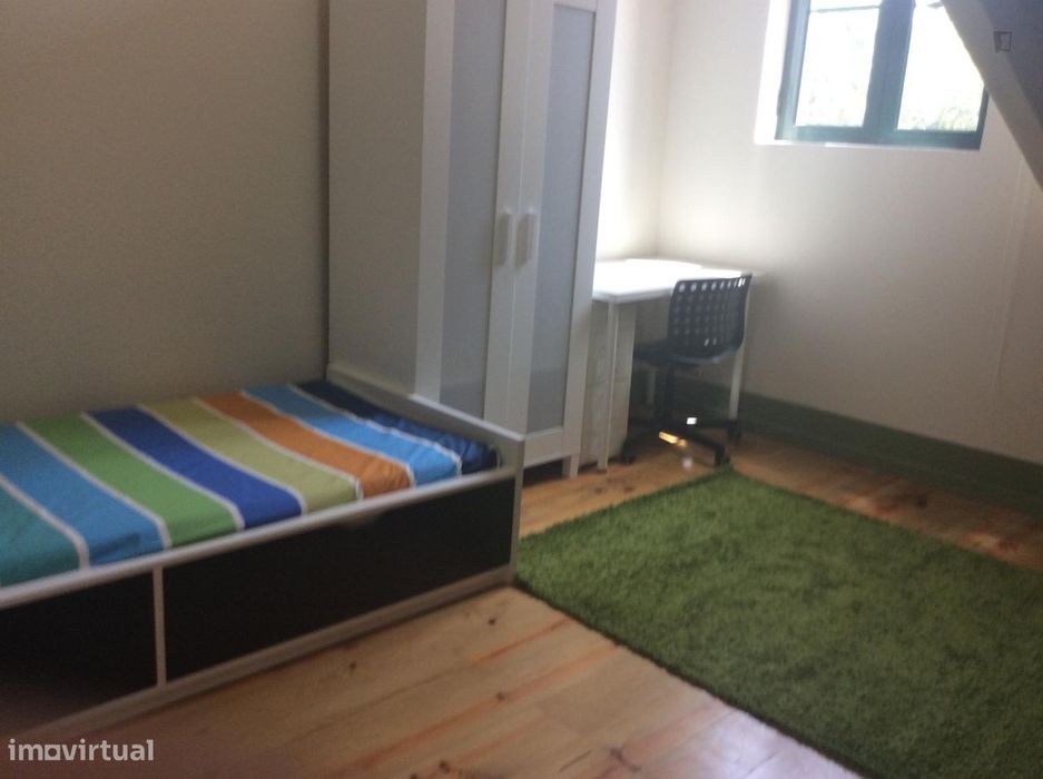 71357 - Quarto bom e confortável com cama de...