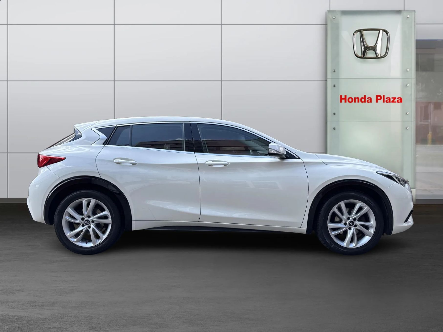 Infiniti Q30 1.6 REZERWACJA!! Premium Bezwypadkowy Navi Dach Panoramiczny