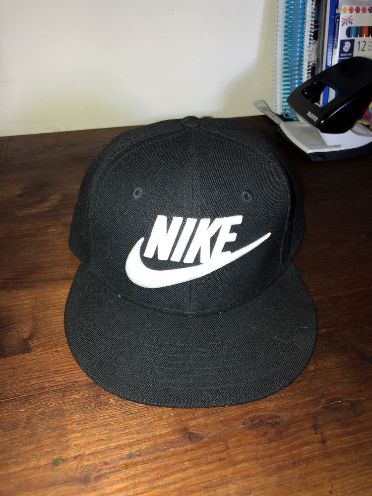 chapeus Nike e Adidas