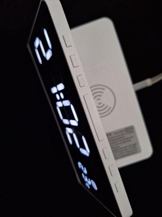 Wielofunkcyjny zegra/ budzik z ładowarką