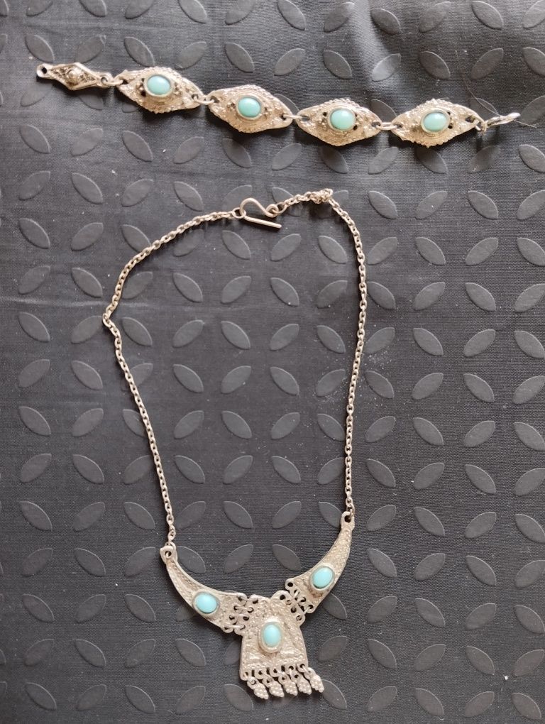 Conjunto de colar, e pulseira antigos em aço