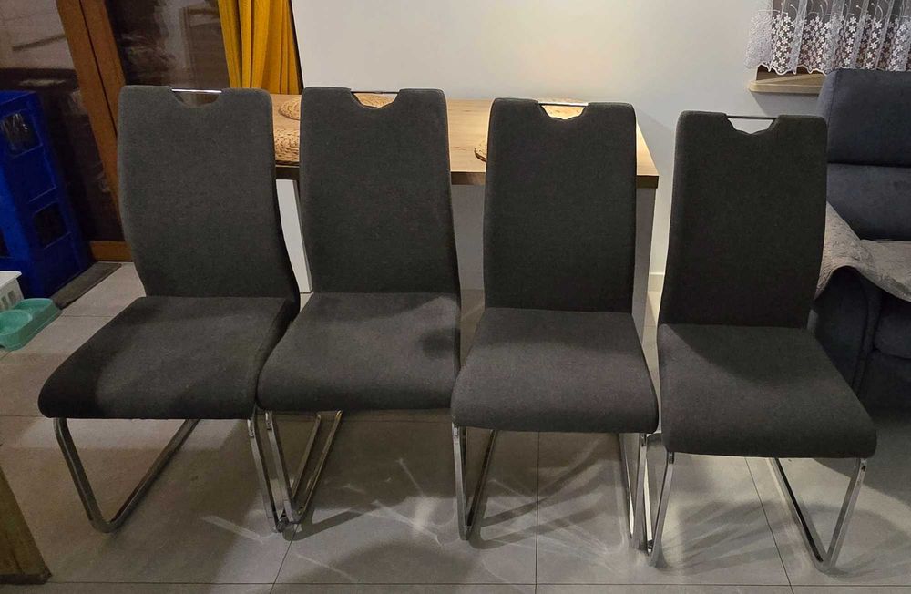 Zestaw czterech krzeseł grafitowych