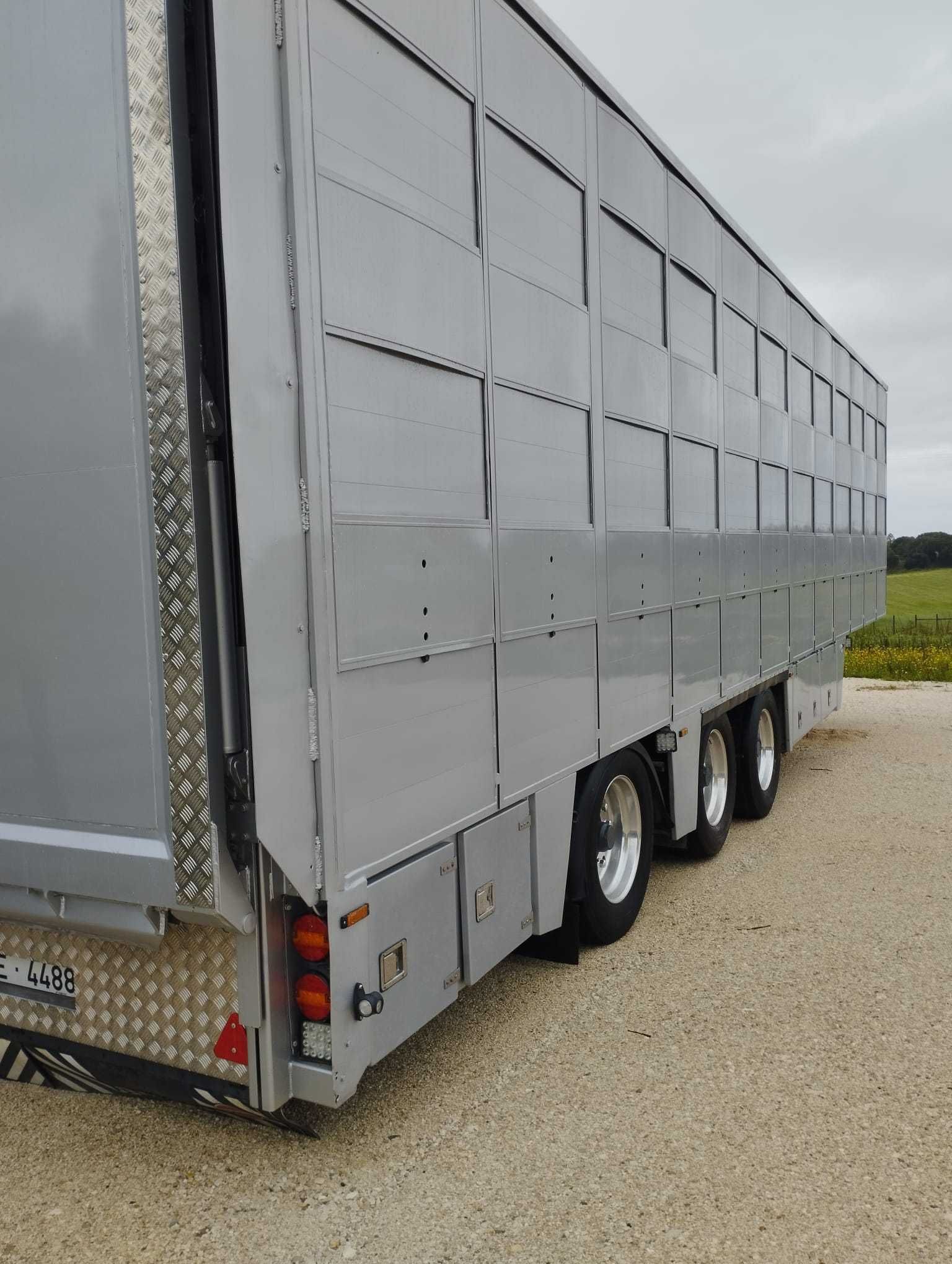 Reboque transporte de animais vivos