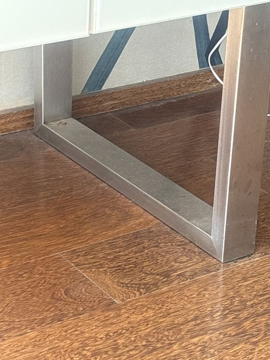 Aparador branco com portas com vidro