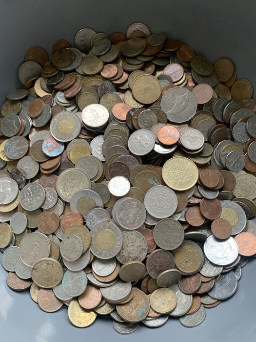 Seis kilos e meio de Moedas do mundo para despachar