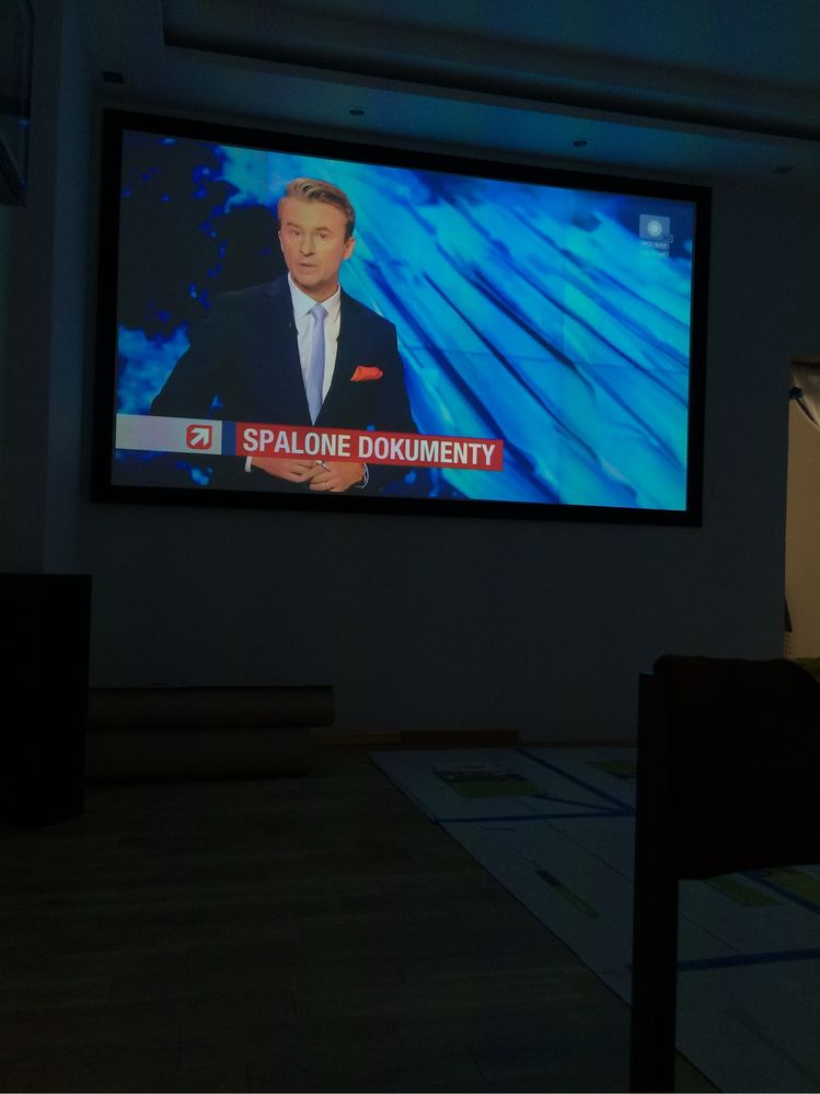 Witam sprzedam projektor z Ekranem o wymiarach 200 cm na 325cm tzn150”