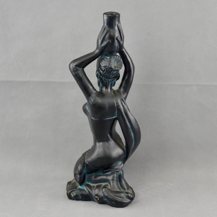 Escultura de mulher com cântaro à cabeça em barro Vintage