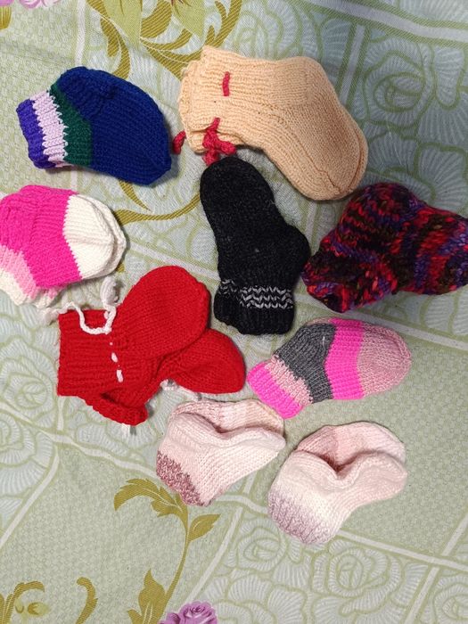 Шапки, носки, обувь, трусики от 0-3 лет.