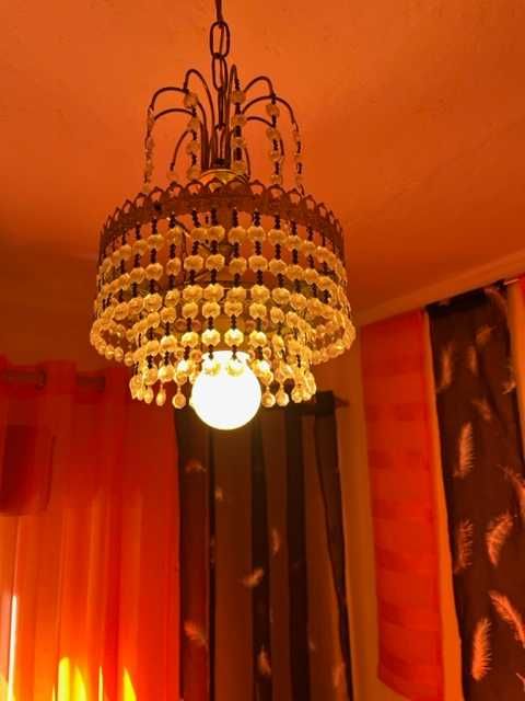 Candeeiro de teto antigo em bom estado