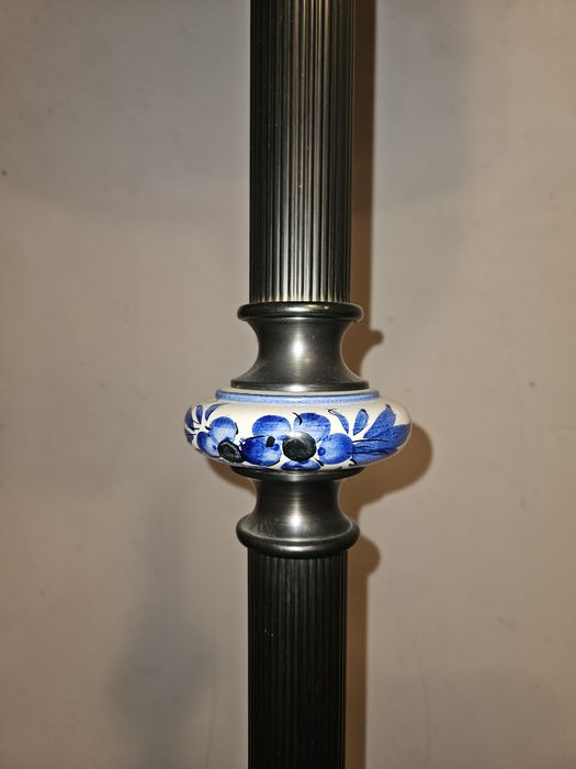 Zdobiona lampa stojąca