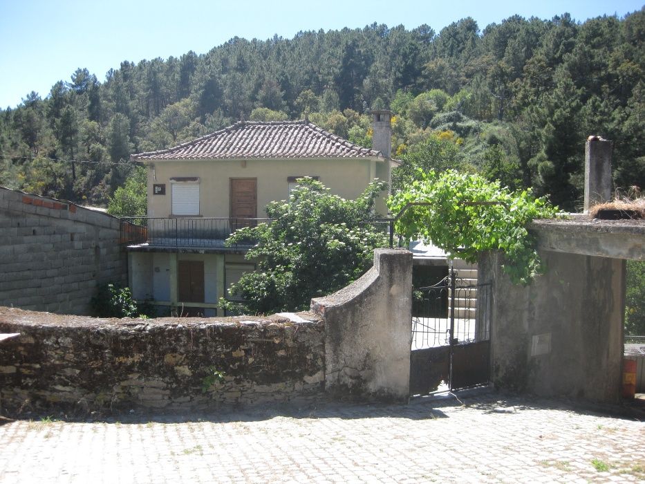 casa na aldeia de Paredes, concelho de Murça,