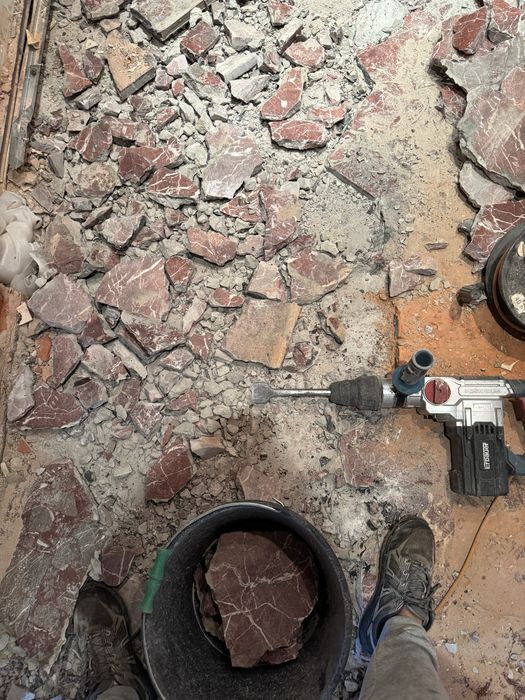 Kucie płytek, wyburzanie ścian – prace rozbiórkowe wewnętrzne