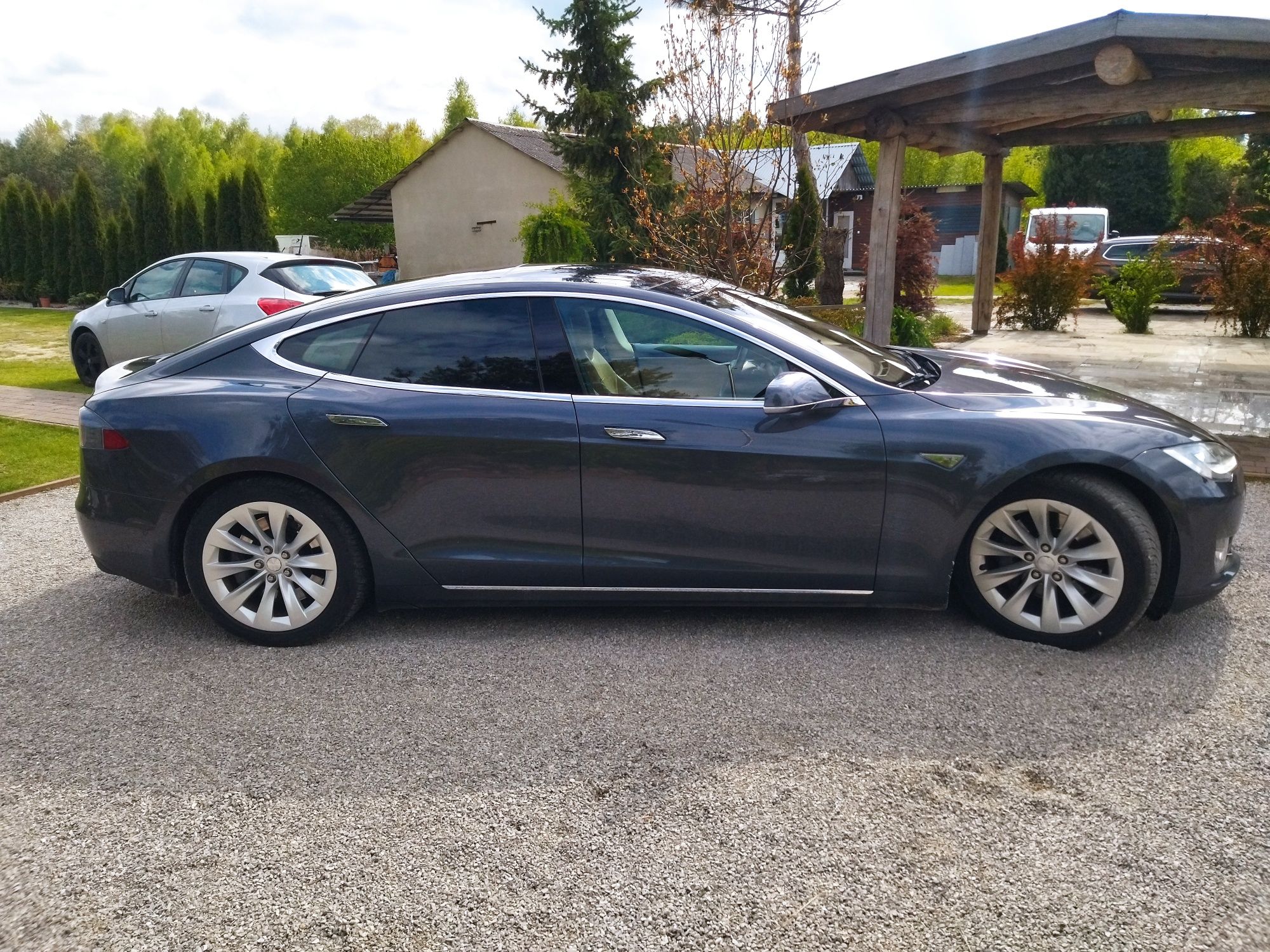 Tesla model s, 85D, legalne darmowe ładowanie, darmowy internet,422KM,