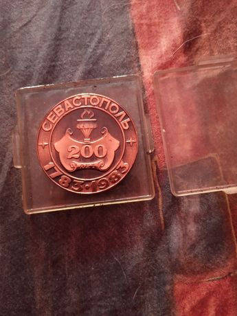 Медальйон 1983 року виробництва