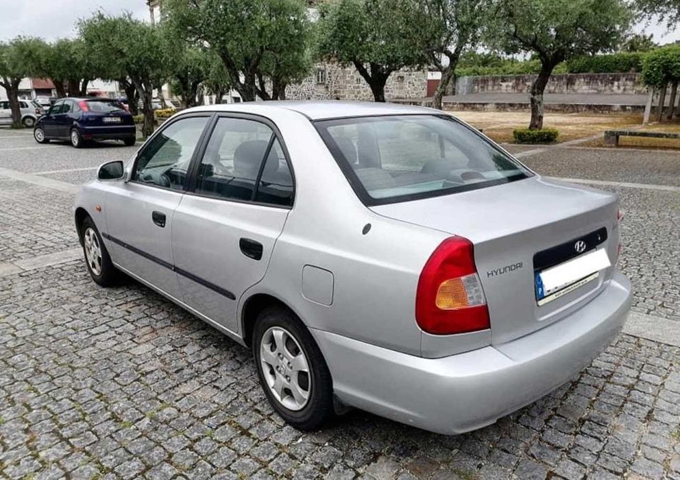 Hyundai Accent 2001 em excelente estado de conservação
