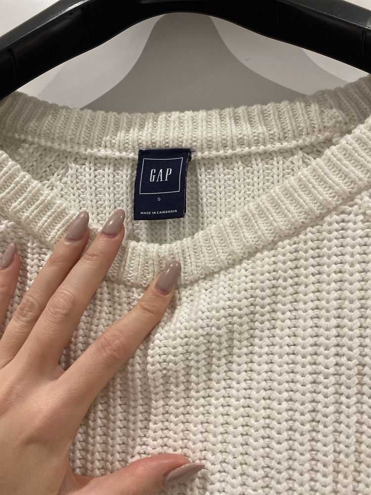 Biały sweter marki GAP w bardzo dobrym stanie.