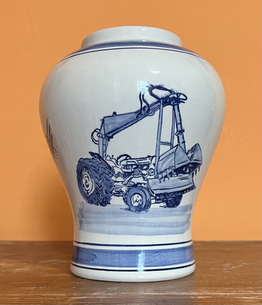 Delft Blue. Porcelanowa amfora, ręcznie malowana