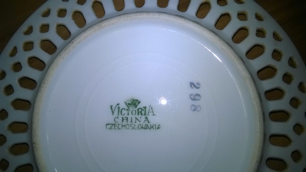 Talerzyki deserowe Victoria-ażurowe SYGNOWANE.Porcelana