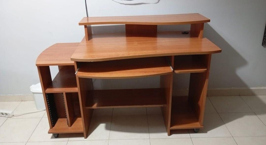 Secretária com arrumações