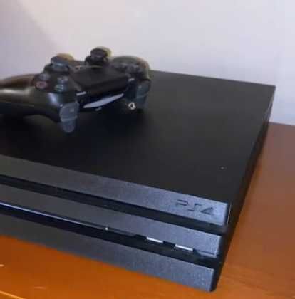 PS4 Pro 1T com 1 comando + 5 Jogos