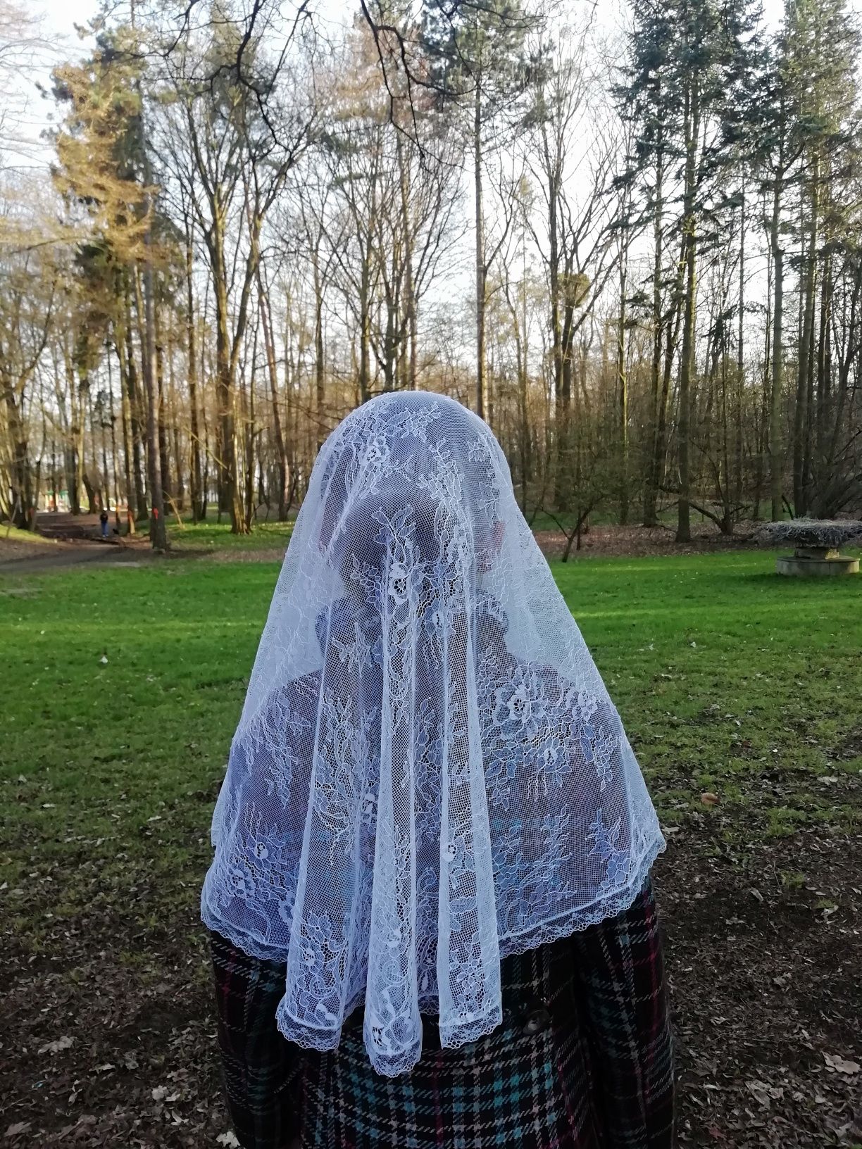 Mantylka czarna lub biała, chusta koronkowa, trydencka