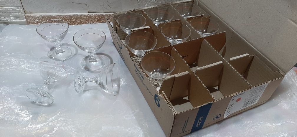 Karton szklanych kieliszków likierowych