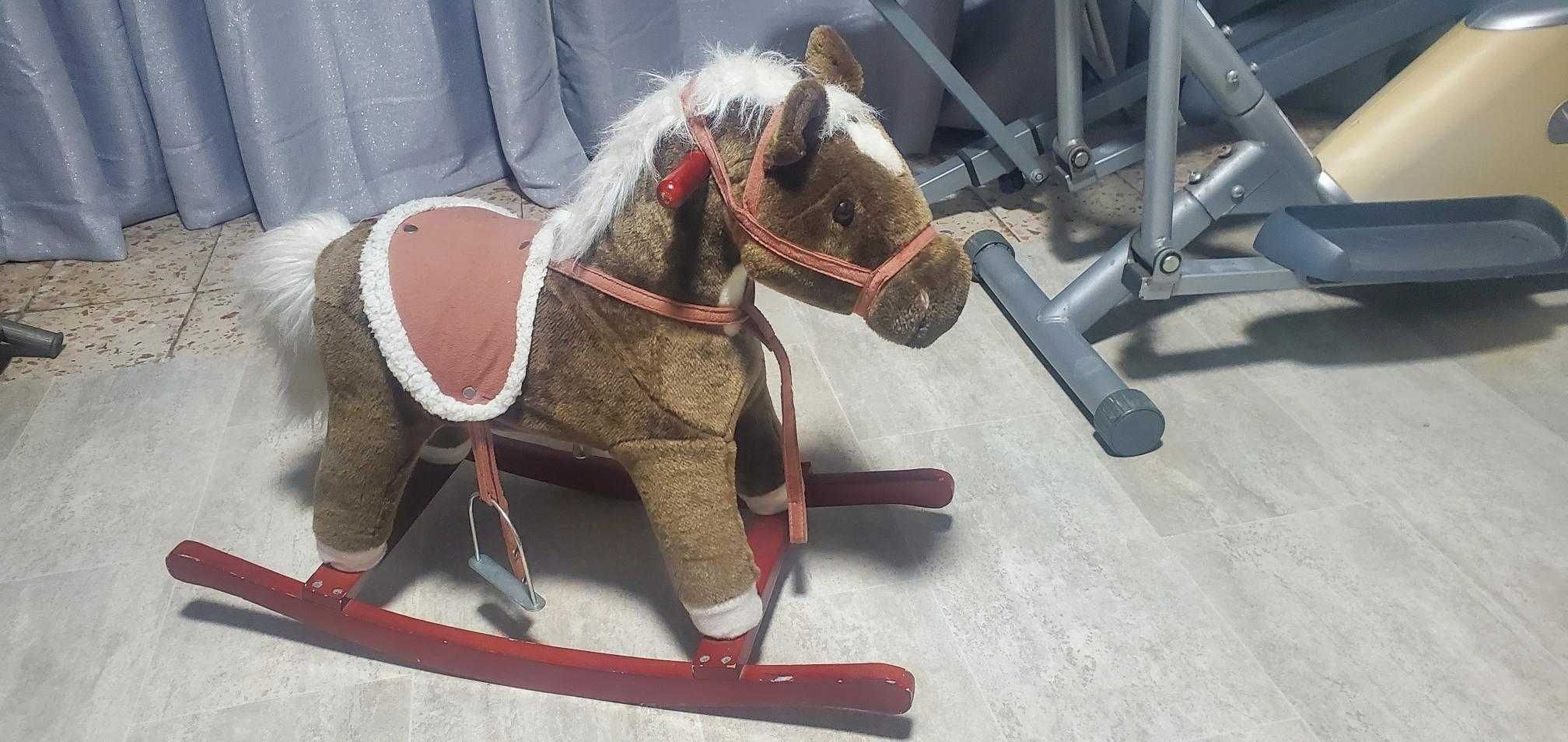 CAVALO DE BALOIÇO para criança, com pouco uso.