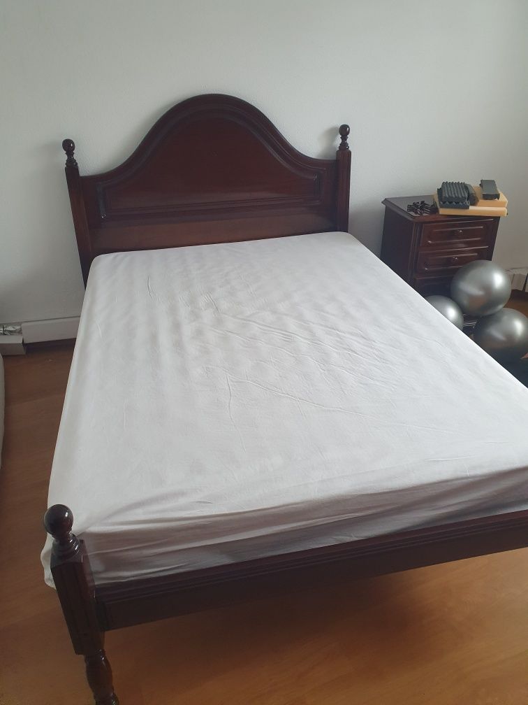 Cama madeira de cerejeira com colchão