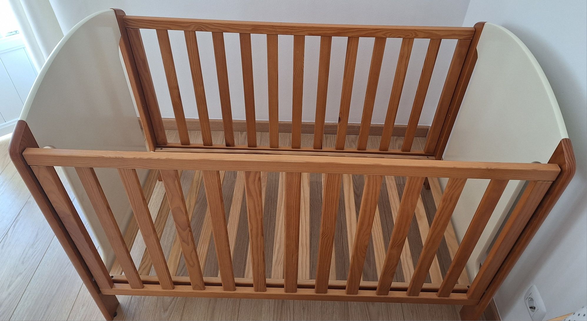 Berço, cómoda colchão e resguardo, para quarto de bebé