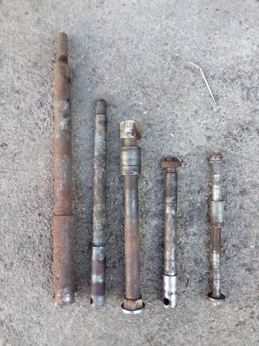 Ось колеса мотоцикл