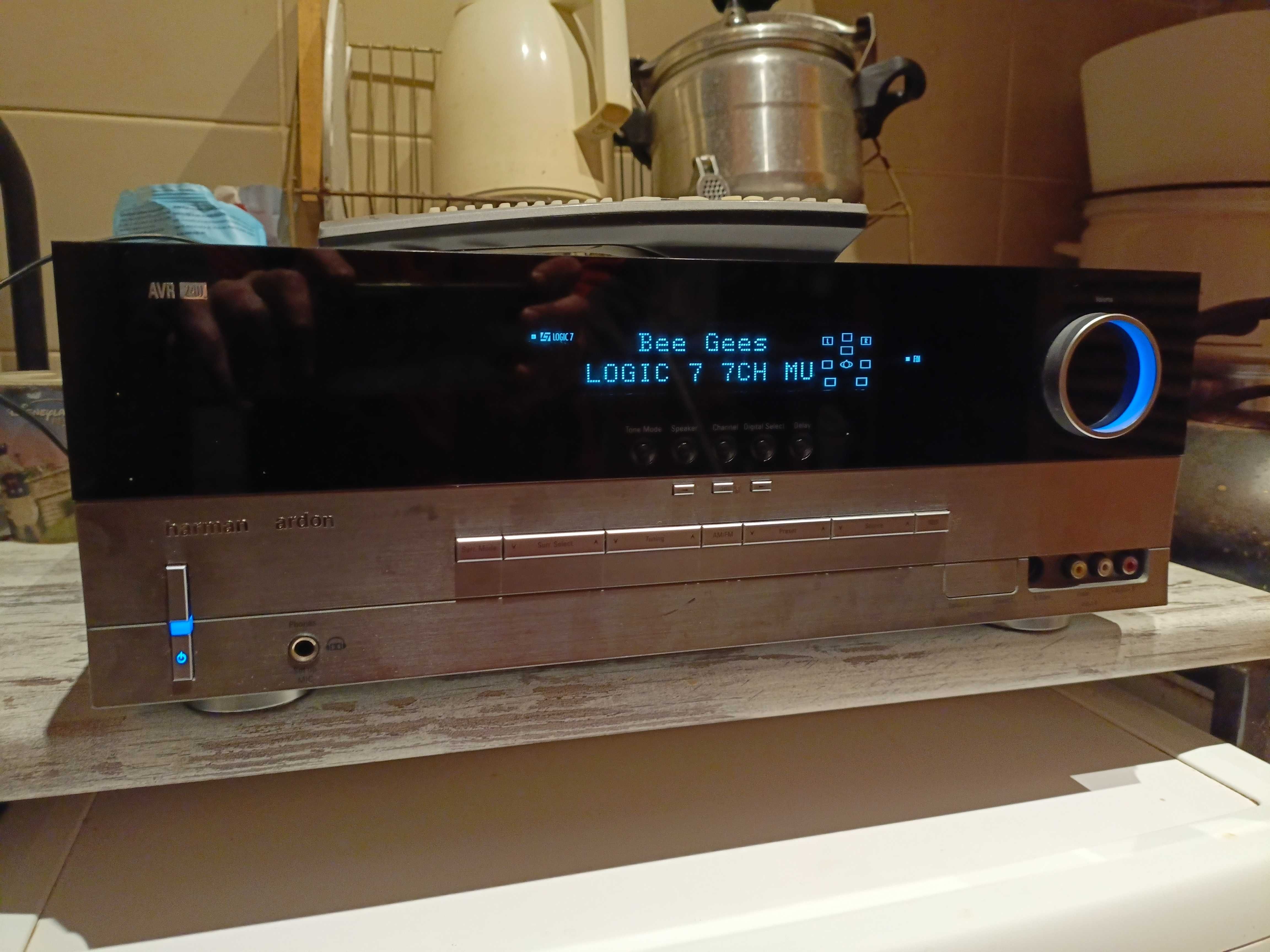 Sprzedam amplituner harman kardon AVR 240/230 z oryginalnym pilotem.