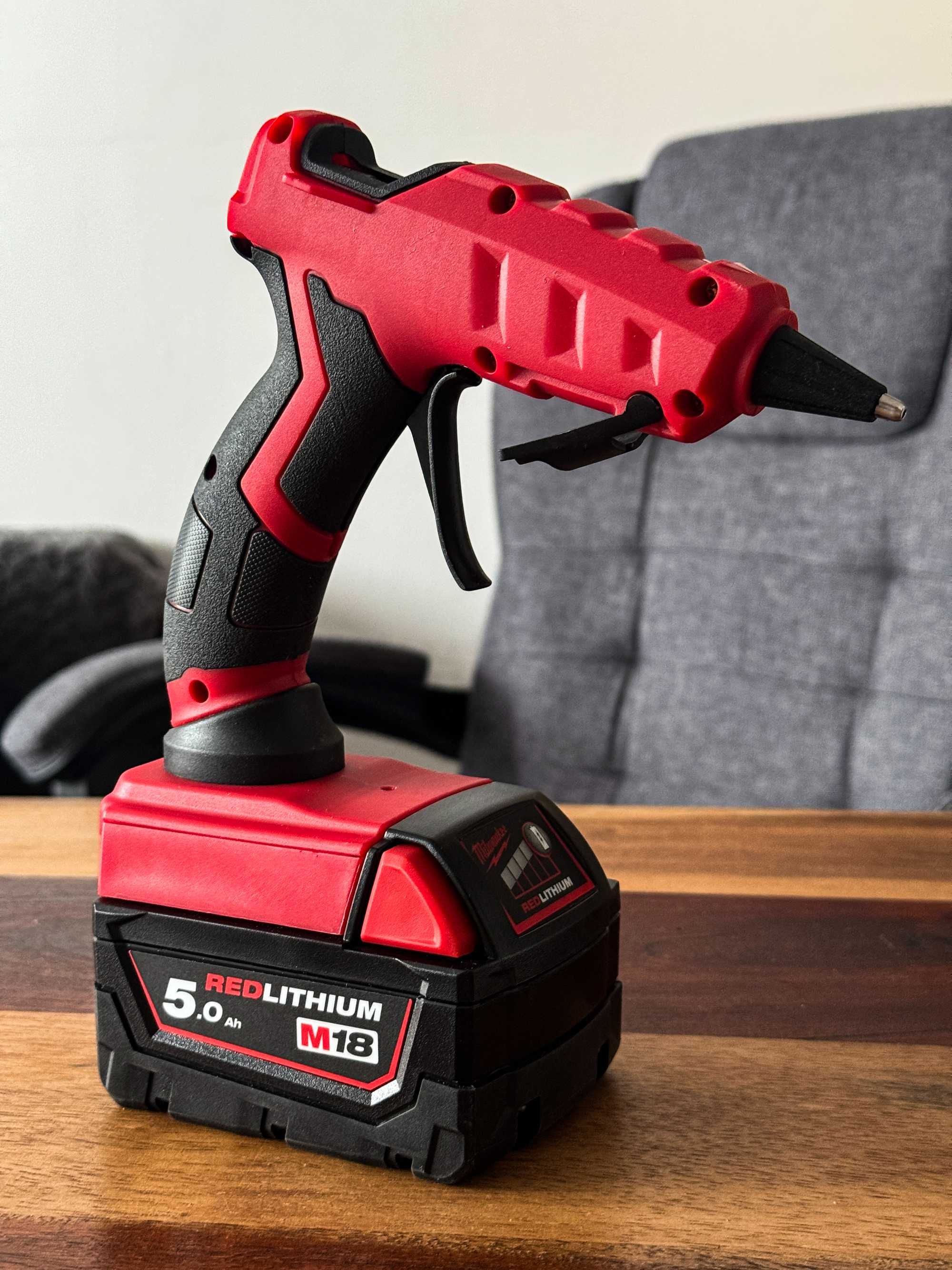 Pistolet Do Klejenia Na Gorąco Na Baterię MILWAUKEE 18V + 30 Patyczków