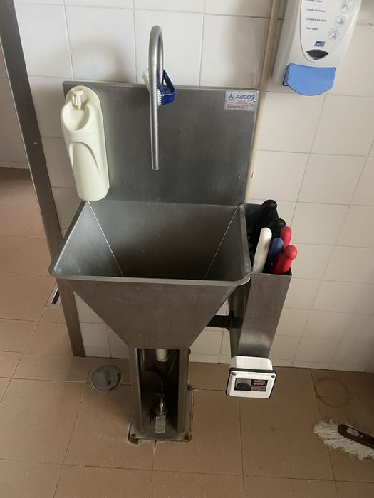 Pio de pedal c/ depósito esterilizador de facas