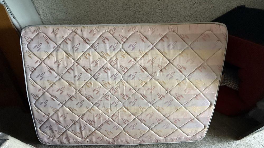 Cama de casal com colchão incluído