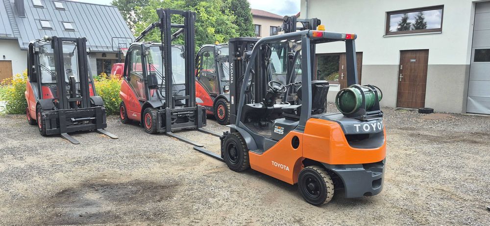 Toyota 8FGF25 - Triplex 4.70m. - 4 sekcje - 8090 MTH - Stan BDB.