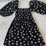 Vestido preto com flores brancas