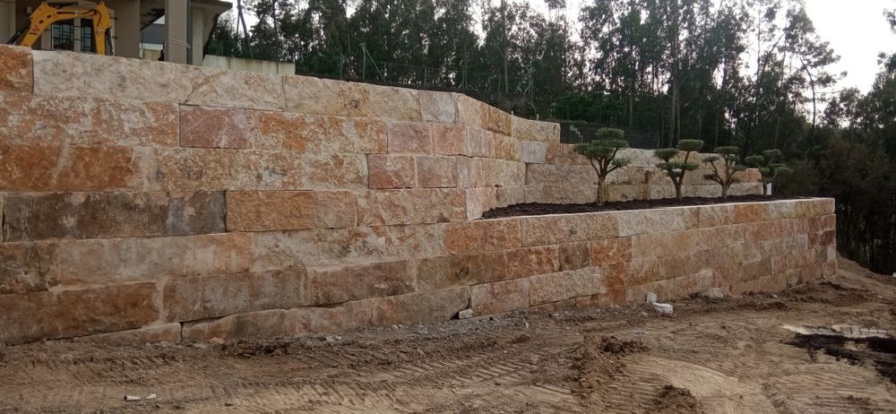 Muros pedra rústica de suporte de terra