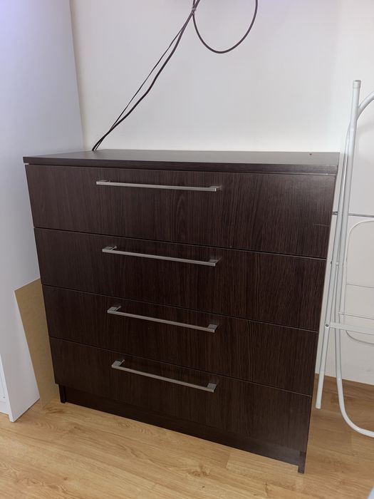 Komoda brązowa z nowoczesnymi szynami