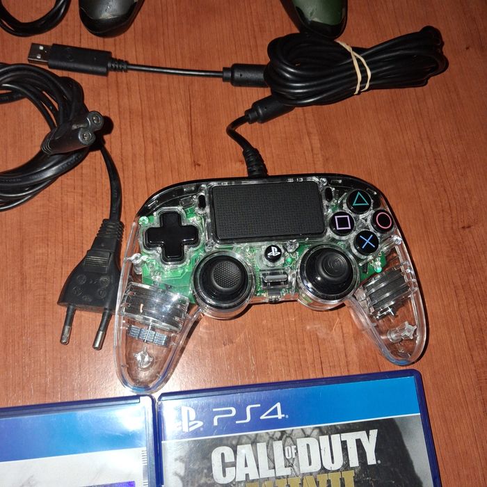 PlayStation 4 + 2 Comandos Nacon (originais/licenciados) • Funciona