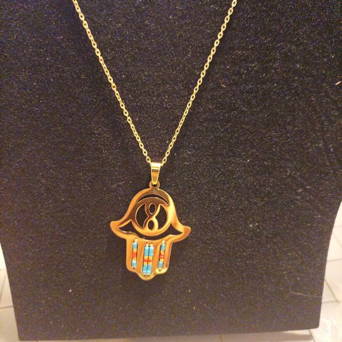 Naszyjnik damski ręką Fatimy.