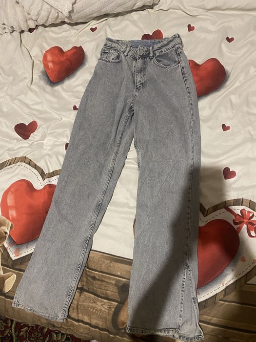 Джинсы с разрезами внизу