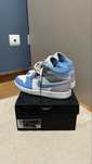Jordan 1 Mid SE "University blue/grey" - TAM. 40,5
