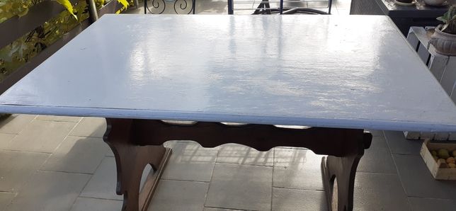 Stół drewnianyz białym blatem