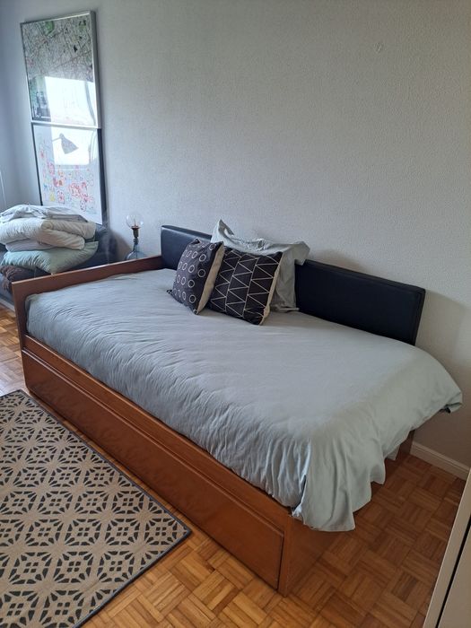 Cama dupla individual de madeira + estrado