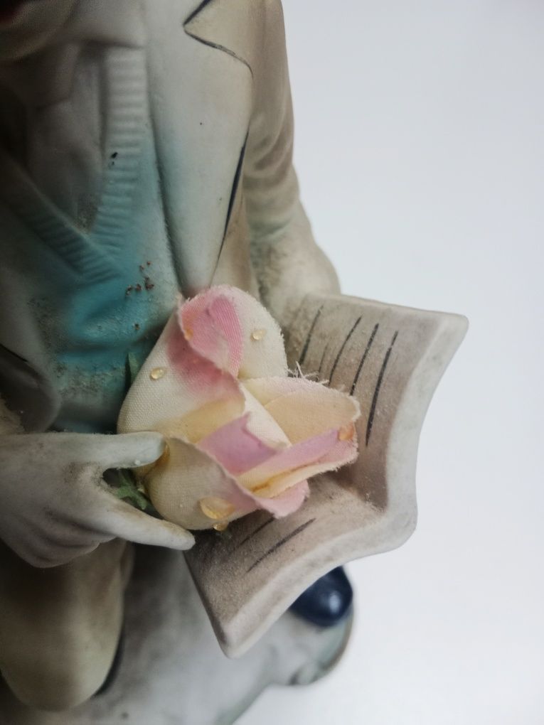 Figurka porcelanowa. Mężczyzna z dziewczynką. Z czasów PRL-u
