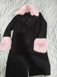 Płaszcz wiosenny czarny z różowym futerkiem, S, ubrany kilka razy,