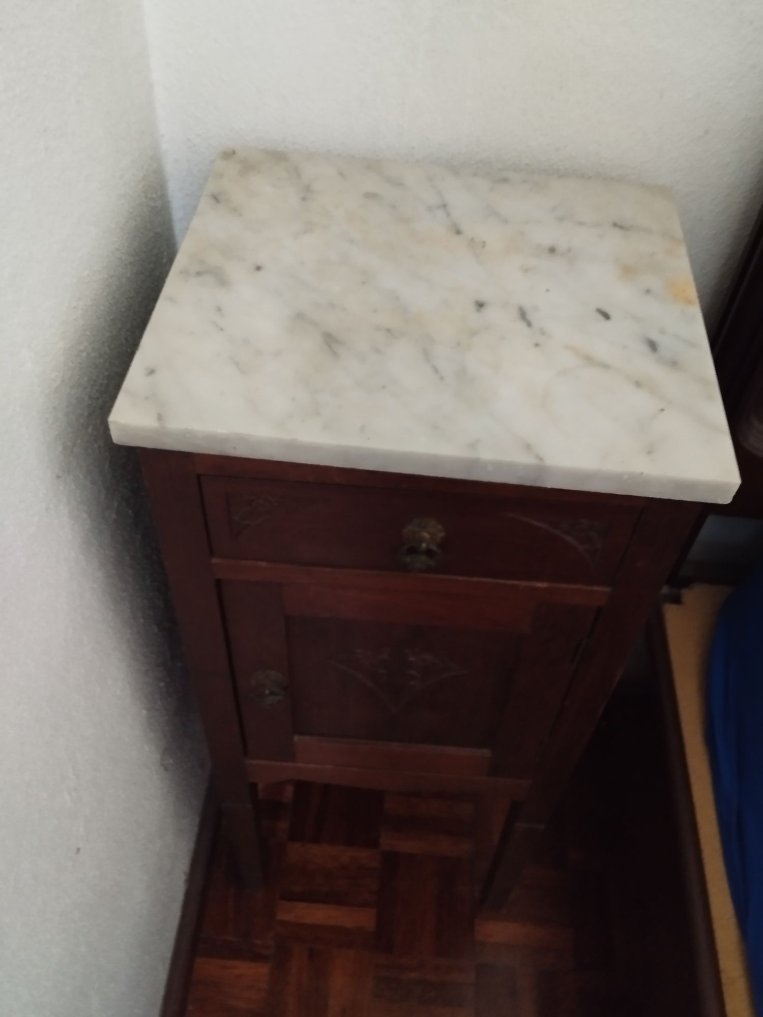 Mesa cabeceira com tampo em mármore