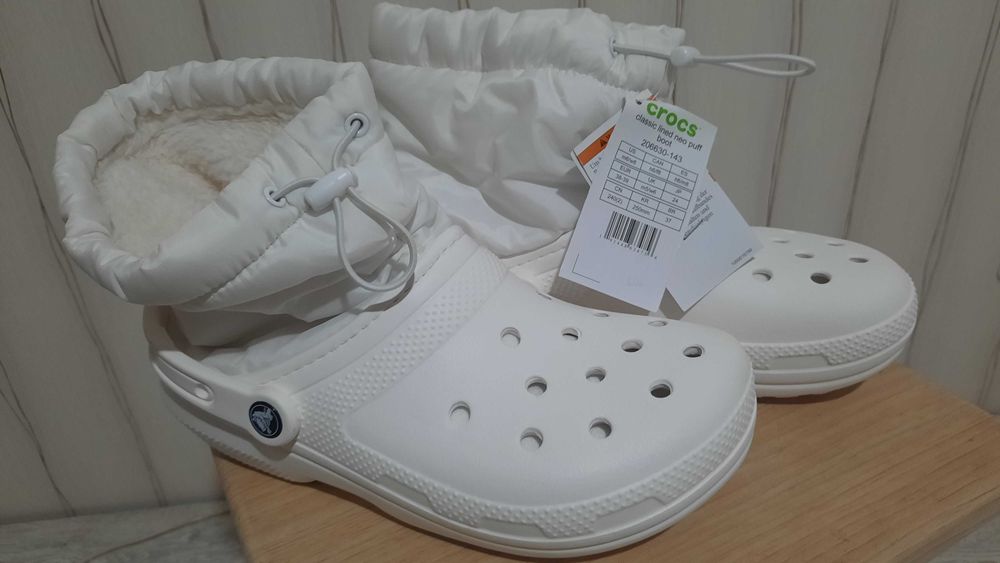 Crocs жіночі чобітки - угі з штучним хутром.