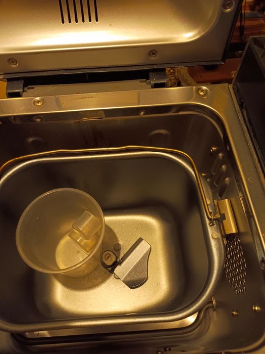 Хлібопічка Electrolux EBM 8000.