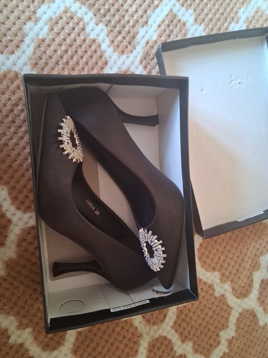 Sapatos de salto como novos